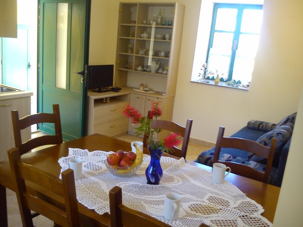 Milutinov Dvor Apartments Vrsi Luaran gambar