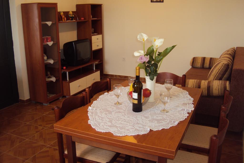 Milutinov Dvor Apartments Vrsi Luaran gambar