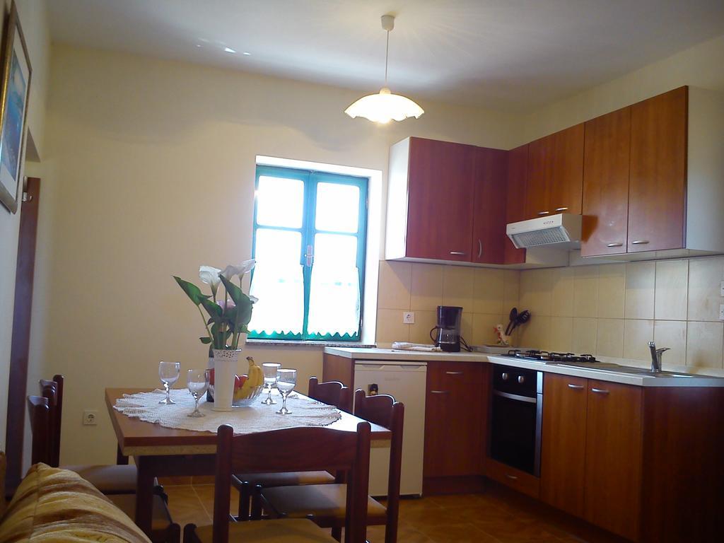 Milutinov Dvor Apartments Vrsi Luaran gambar
